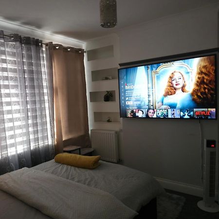 Chi'S Home Dagenham Bagian luar foto